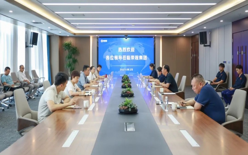 津南區(qū)副區(qū)長薛彤一行到訪榮程集團(tuán)就企業(yè)生產(chǎn)運(yùn)行、科技攻關(guān)等調(diào)研服務(wù)