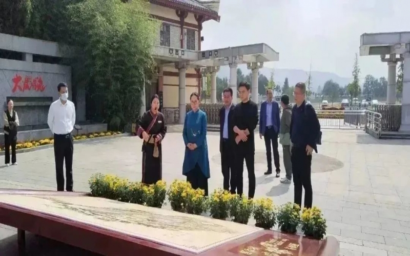 全國人大代表、中國民間商會副會長、全聯(lián)女企業(yè)家商會會長、天津榮程祥泰集團(tuán)董事會主席張榮華到靈寶市考察傳統(tǒng)文化保護(hù)傳承