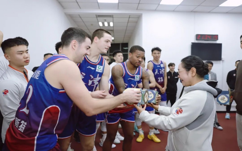 天津先行者兩連勝！張榮華主席給球員送上一份“特殊”禮物