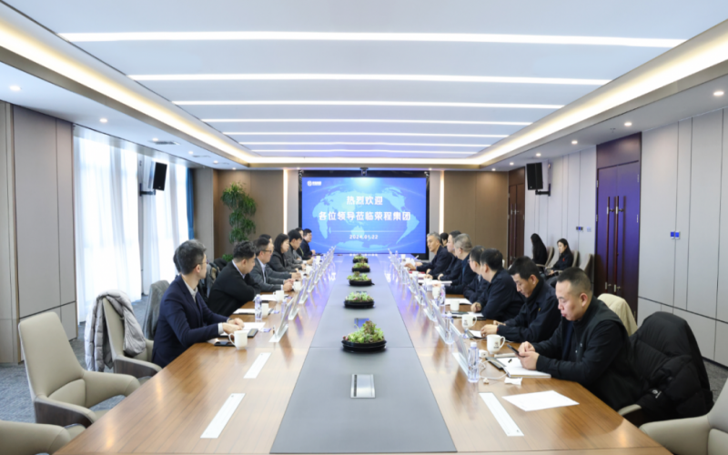 信德集團(tuán)業(yè)務(wù)發(fā)展部總監(jiān)袁偉強(qiáng)、榮華控股企業(yè)集團(tuán)執(zhí)行總裁郝曉嬋一行到榮程集團(tuán)參觀座談