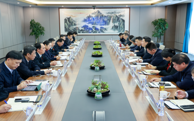 津南區(qū)委副書記、區(qū)長楊灝一行到榮程集團(tuán)調(diào)研慰問