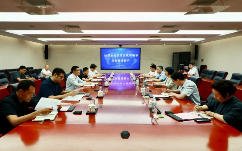 榮程集團(tuán)黨委書記、融誠物產(chǎn)總經(jīng)理張穎與武清區(qū)領(lǐng)導(dǎo)開展座談交流
