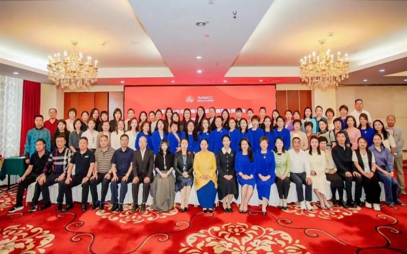 全聯(lián)女企業(yè)家商會會長、榮程集團董事會主席張榮華出席內(nèi)蒙古女企業(yè)家商會第四屆理事會員大會