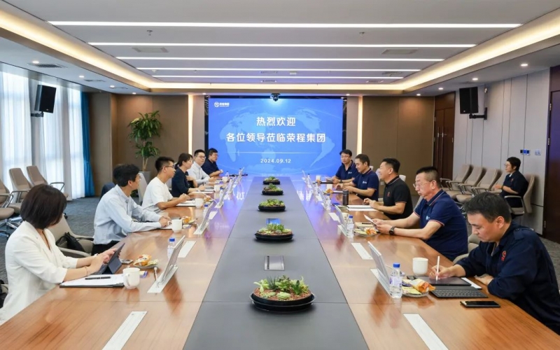 一汽解放新能源事業(yè)部黨委書記、總經(jīng)理裴國權(quán)一行到榮程集團(tuán)座談交流