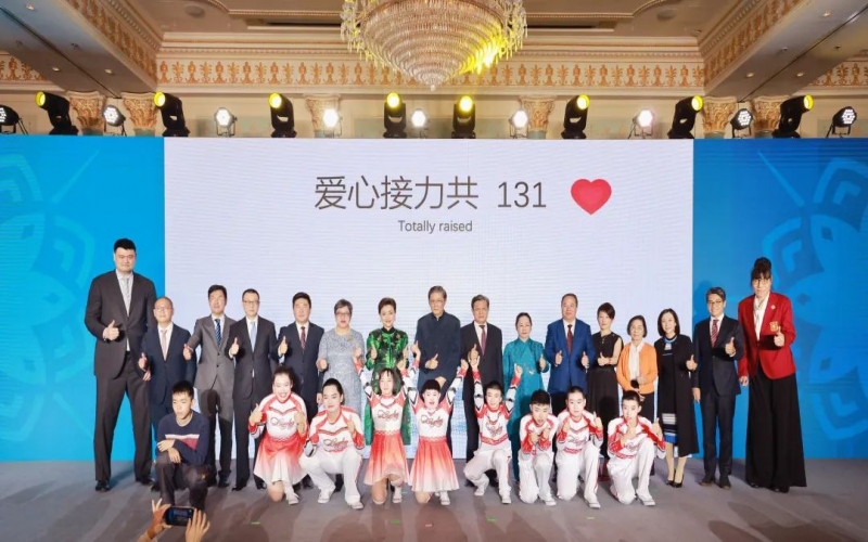 群星熠熠 為愛接力 融合慈善晚宴在津舉行  榮程集團(tuán)董事會(huì)主席張榮華、總裁張君婷出席