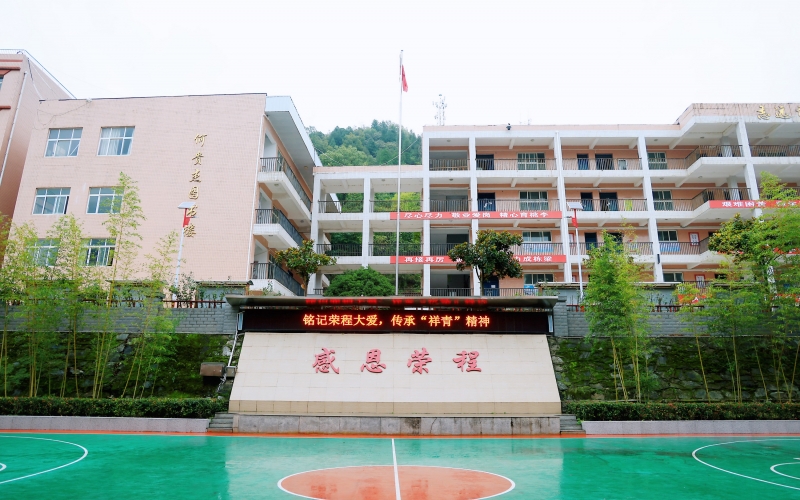 十七年深情伴成長，十五載回訪續(xù)華章 —— 榮程集團董事會主席張榮華一行回訪略陽榮程中學